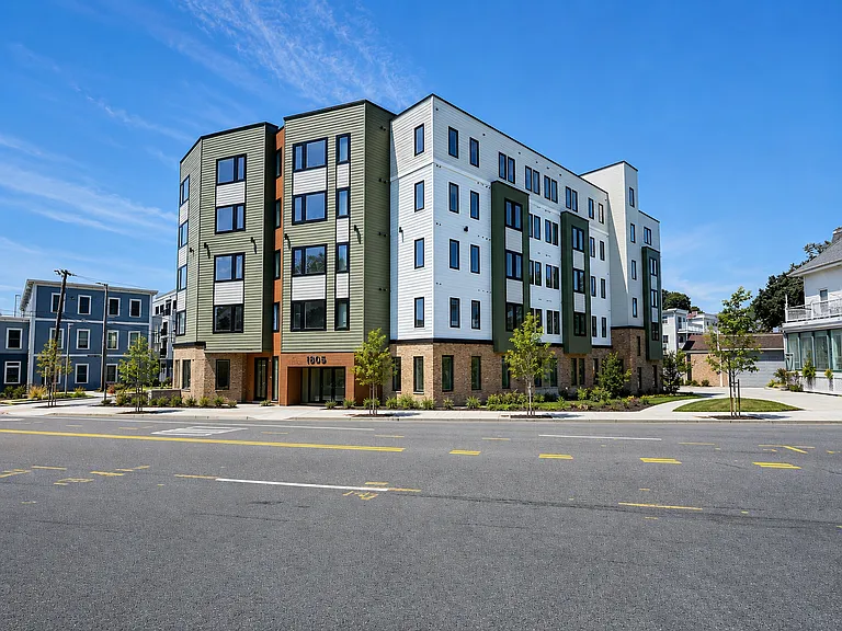 1305 Hyde Park Apartments — Photo 2