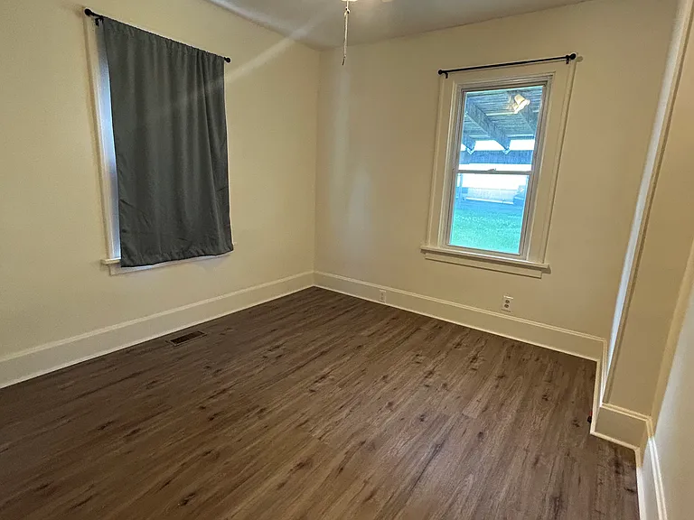 439 S G St — Photo 3