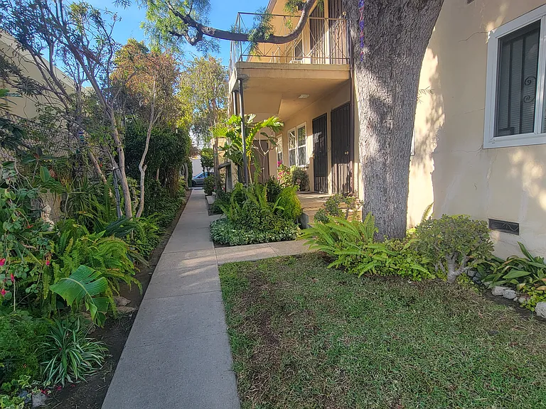 1613 Hillhurst Ave #1 — Photo 1