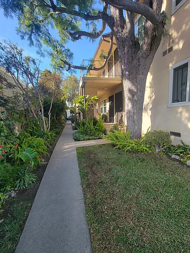 1613 Hillhurst Ave #1 Photo 1