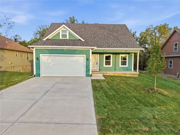 827 Old Paint Rd, Raymore, MO 64083