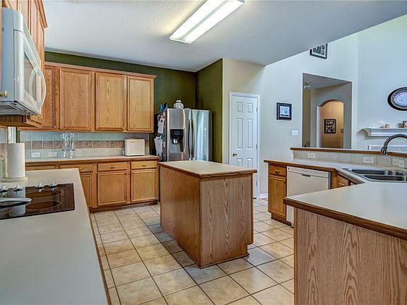 5th image of 1705 Clarke Springs Dr