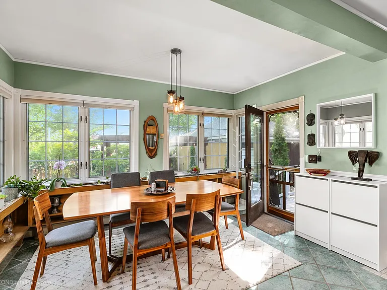 Light filled dining room that seats 6 comfortably!