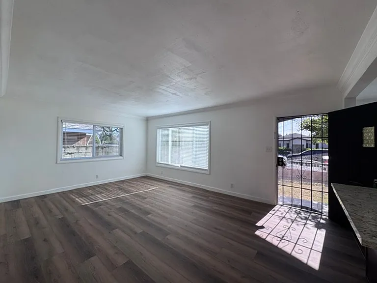 6320 N Rose Ave — Photo 2