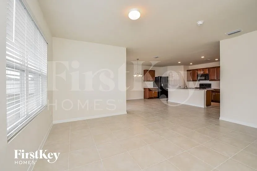 4 bed, 2.0 bath, 1828 sqft, $2,455 — Photo 2