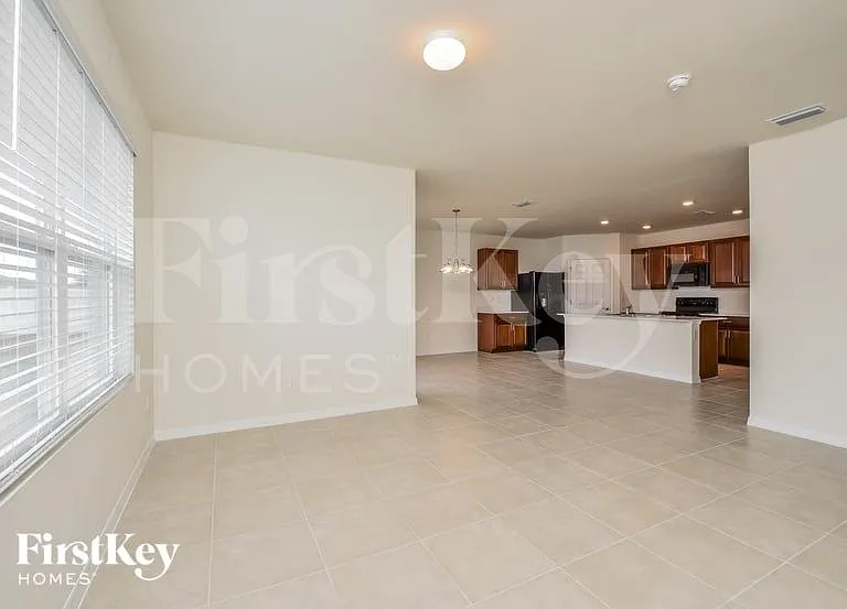 209 SW 20th St — Photo 2