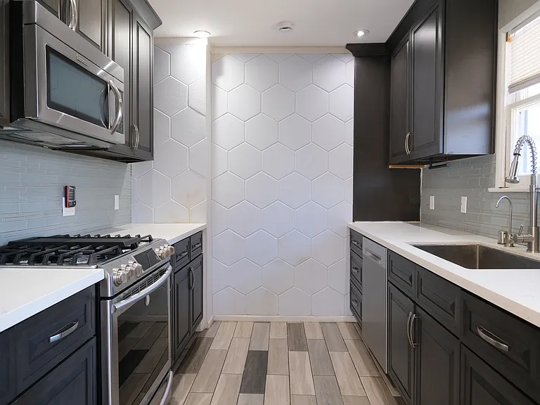 929 N Summer St — Photo 14