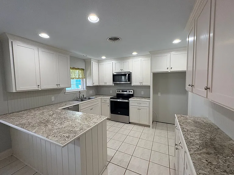 2213 Vine St — Photo 4