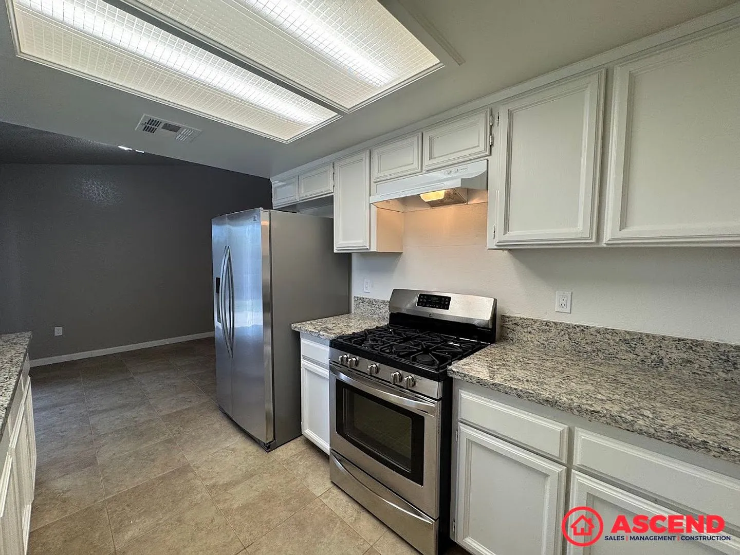 Spacious 4BD/2BA Home in Delano's 93215 Area Gardener, Pest Control Included & Small Pets Welcome! — Photo 4