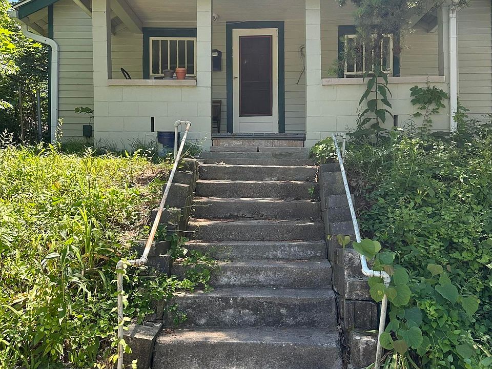 1st image of 905 W 3rd St