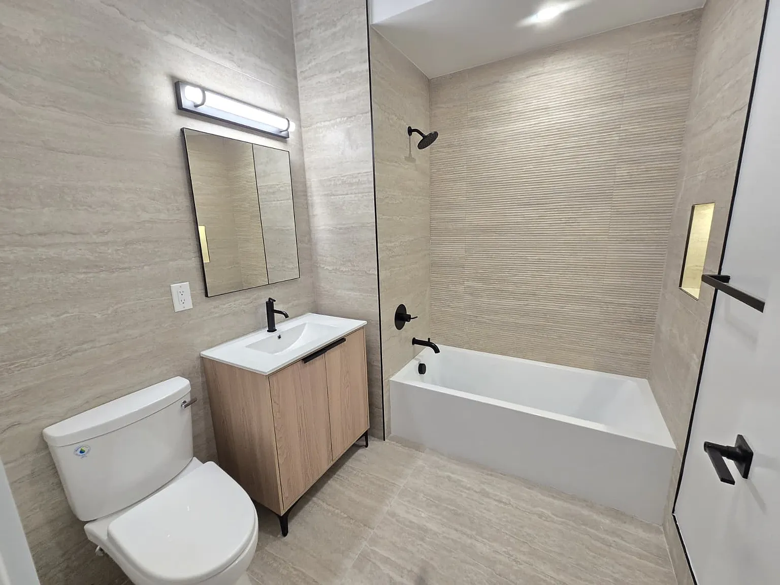 Studio, 370 sqft, $2,025 — Photo 3