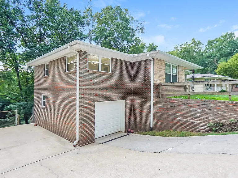 752 Barclay Ln — Photo 15