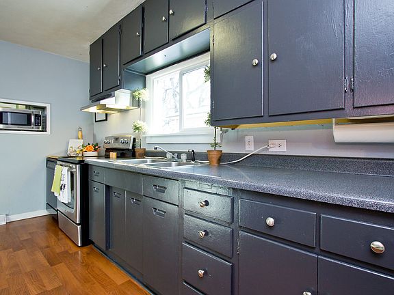 Kitchen w/Hardwood Laminate