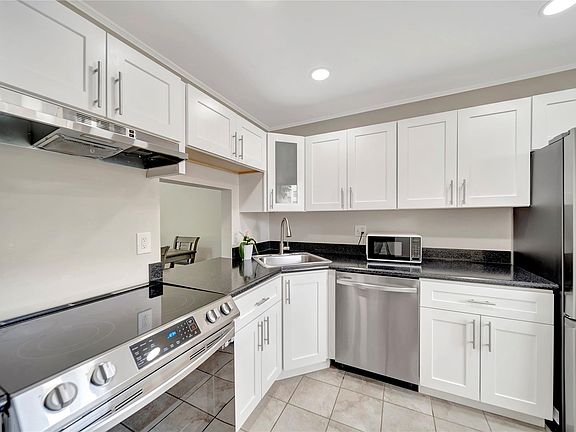 5th image of 5901 NW 61st Avenue #110