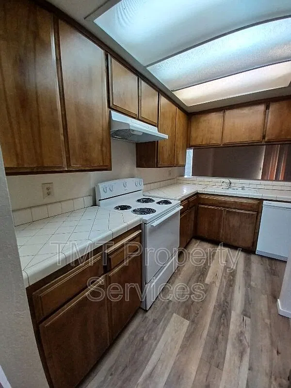 3 bed, 2.5 bath, 1615 sqft, $3,750 — Photo 4