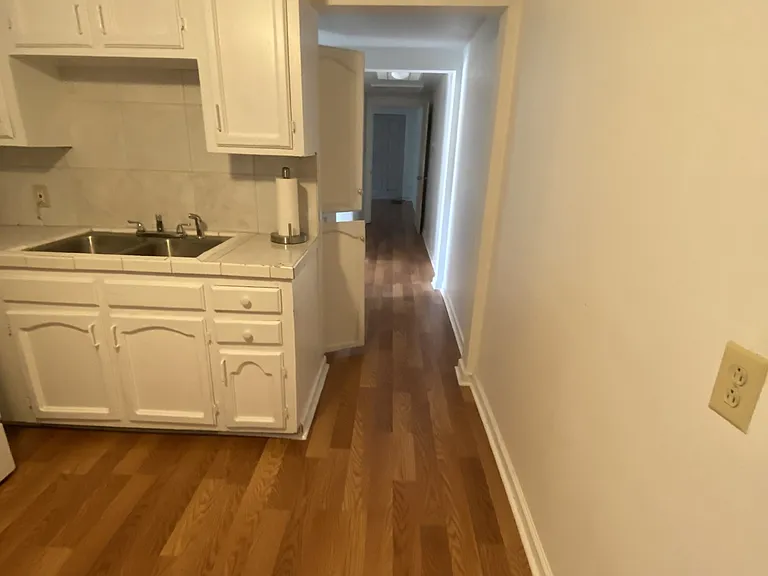 KITCHEN /HALLWAY