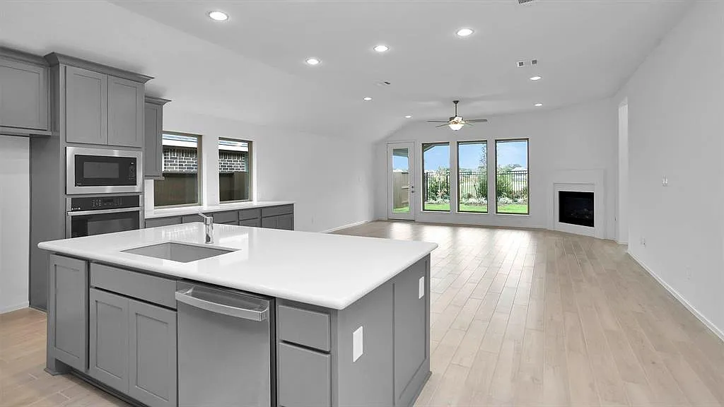 4 bed, 2504 sqft, $3,500 — Photo 4
