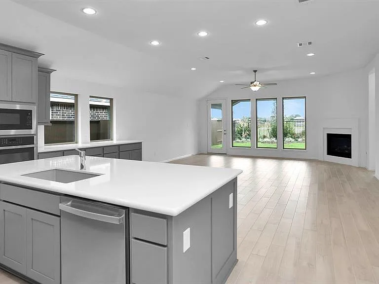2910 Starling Dr — Photo 4