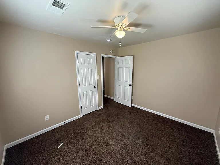 1063 Springdale St — Photo 9