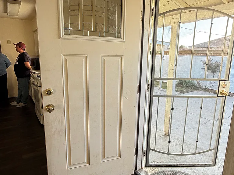 921 W Houston Ave — Photo 5