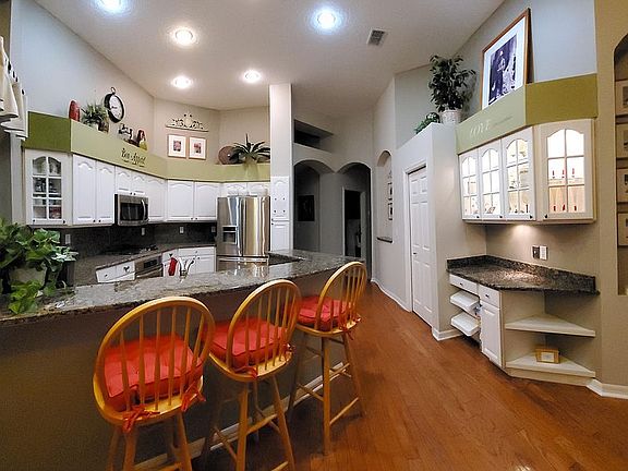 Kitchen bar area