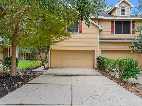 34 E Stedhill Loop is a meticulously maintained 3 bedroom, 2 1/2 bath townhome surrounded by beautiful trees and landscaping.