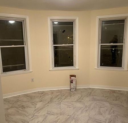 3rd image of 1000 Chandler Ave