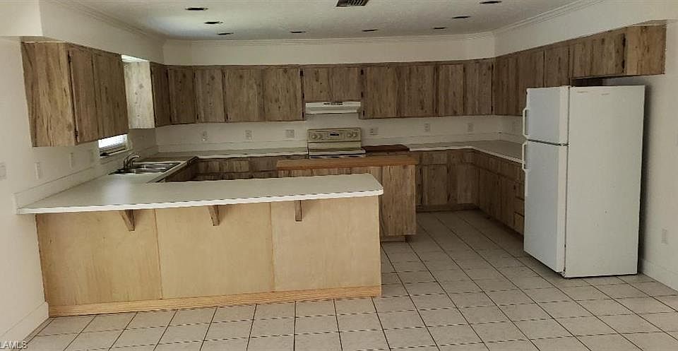 2nd image of 3477 Poinciana St
