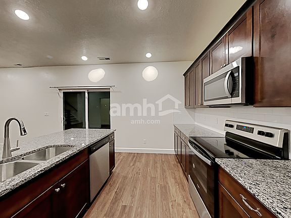 4th image of 1131 N Wagon Way