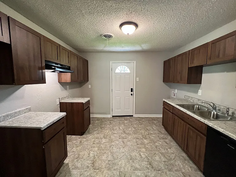 385 George Rd — Photo 7