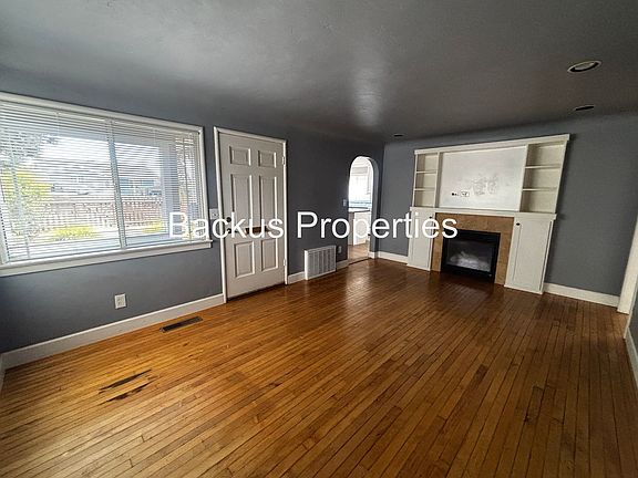 4th image of 550 Trinity Ave