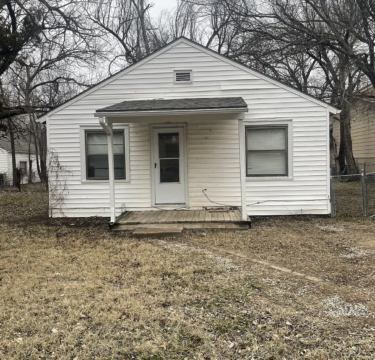 3 bed, 1.0 bath, 672 sqft, $995 — Photo 2