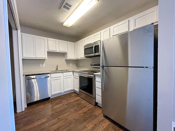 5th image of 403 Manuel Dr #C