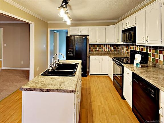 5th image of 215 Bonaventure Dr