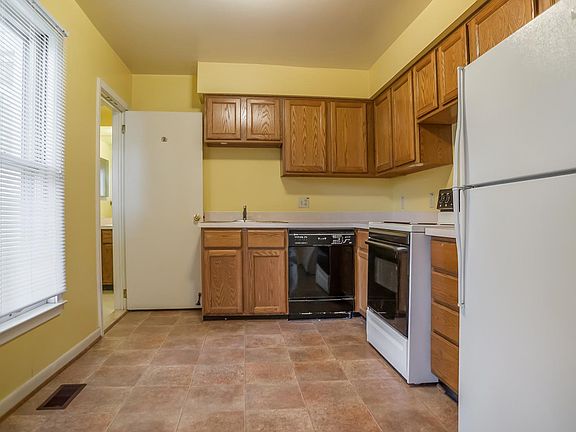 3rd image of 302 Pennell St