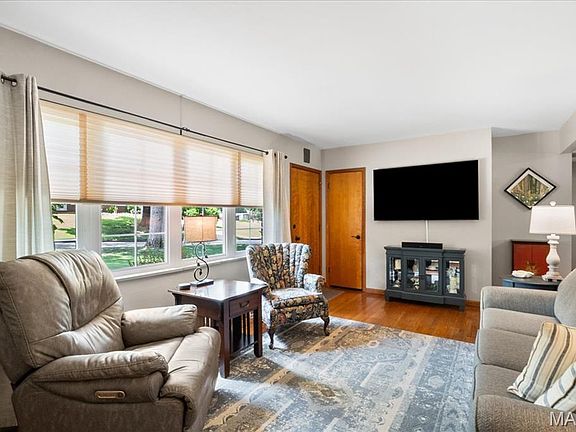 3rd image of 8822 Crest Oak Ln