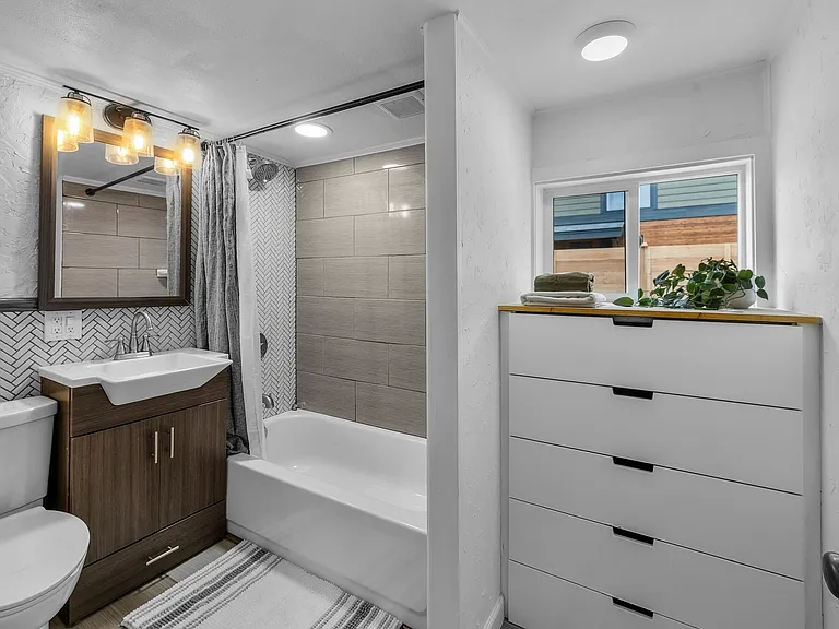 145 NW Jefferson Pl — Photo 13