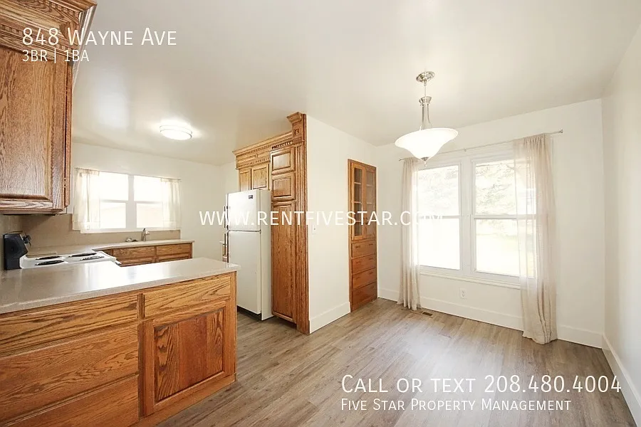 Spacious Upstairs Apartment in a Prime Central Location! — Photo 4