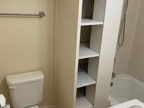 5th image of 290 SE Bush St APT A