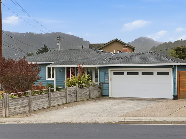 796 Crespi Dr — Photo 1