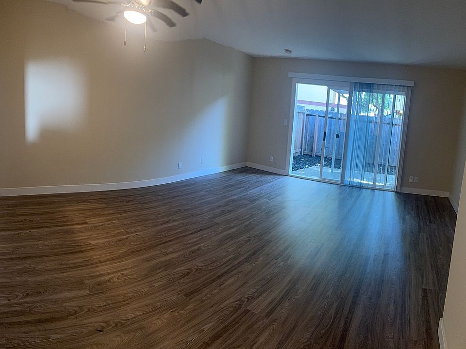 Living room/dining area