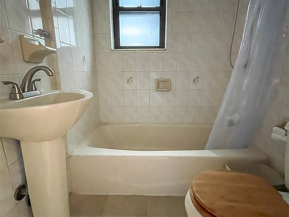 5th image of 3223 35th St APT 4r