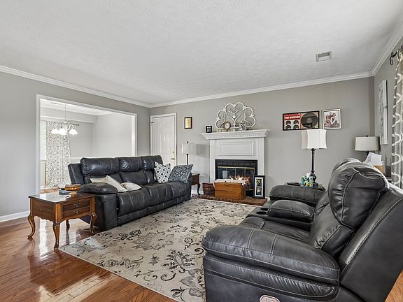 5th image of 512 Decherd Ln