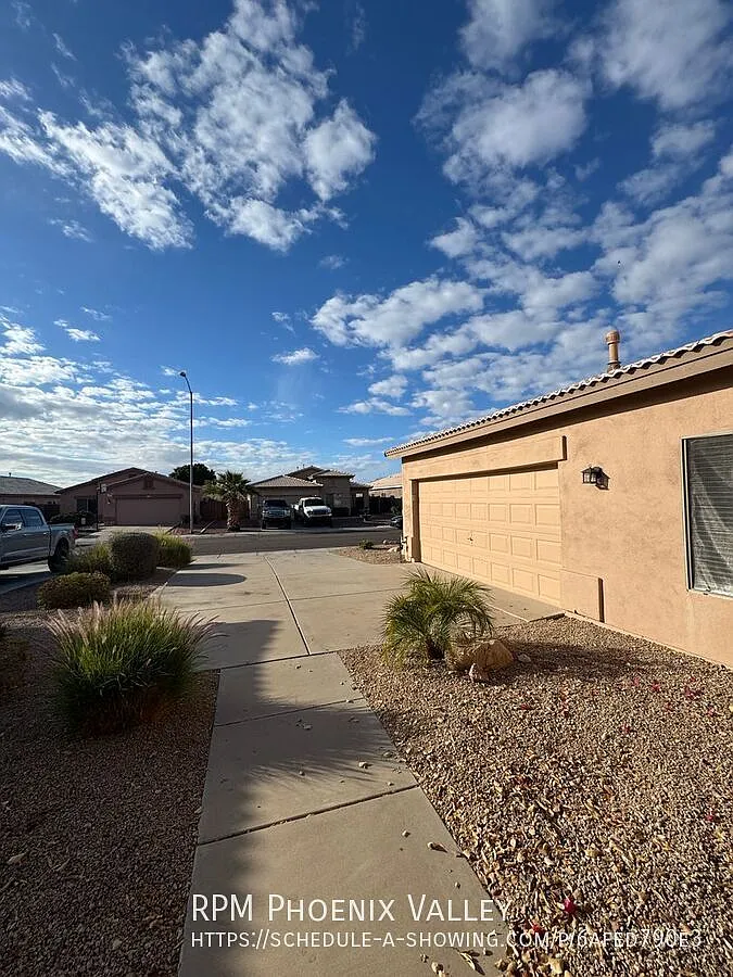 Cozy 3 Bed 2 Bath with Enclosed Den! — Photo 2