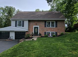 207 Windy Hill Dr, Coraopolis, PA 15108