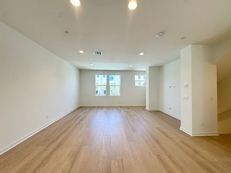2554 Delphinium Ln — Photo 7