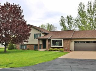 2754 Oakwood Cir, Oshkosh, WI 54904