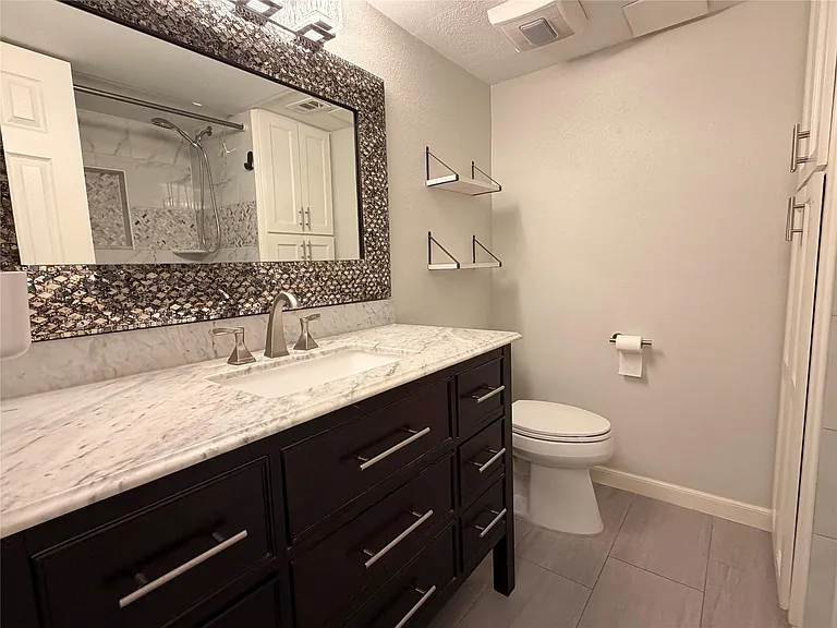 537 N Post Oak Ln #537 — Photo 14