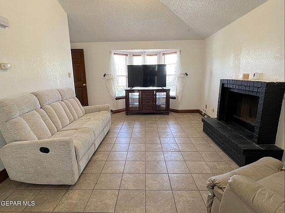 5th image of 823 Barandal Dr