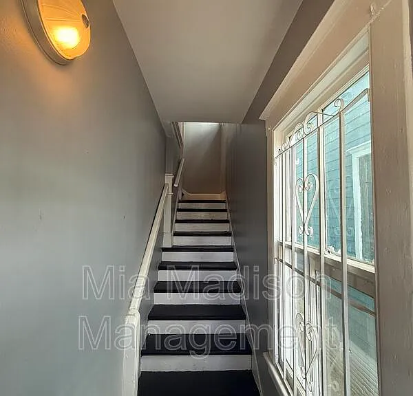 607 W 44th St #B — Photo 2